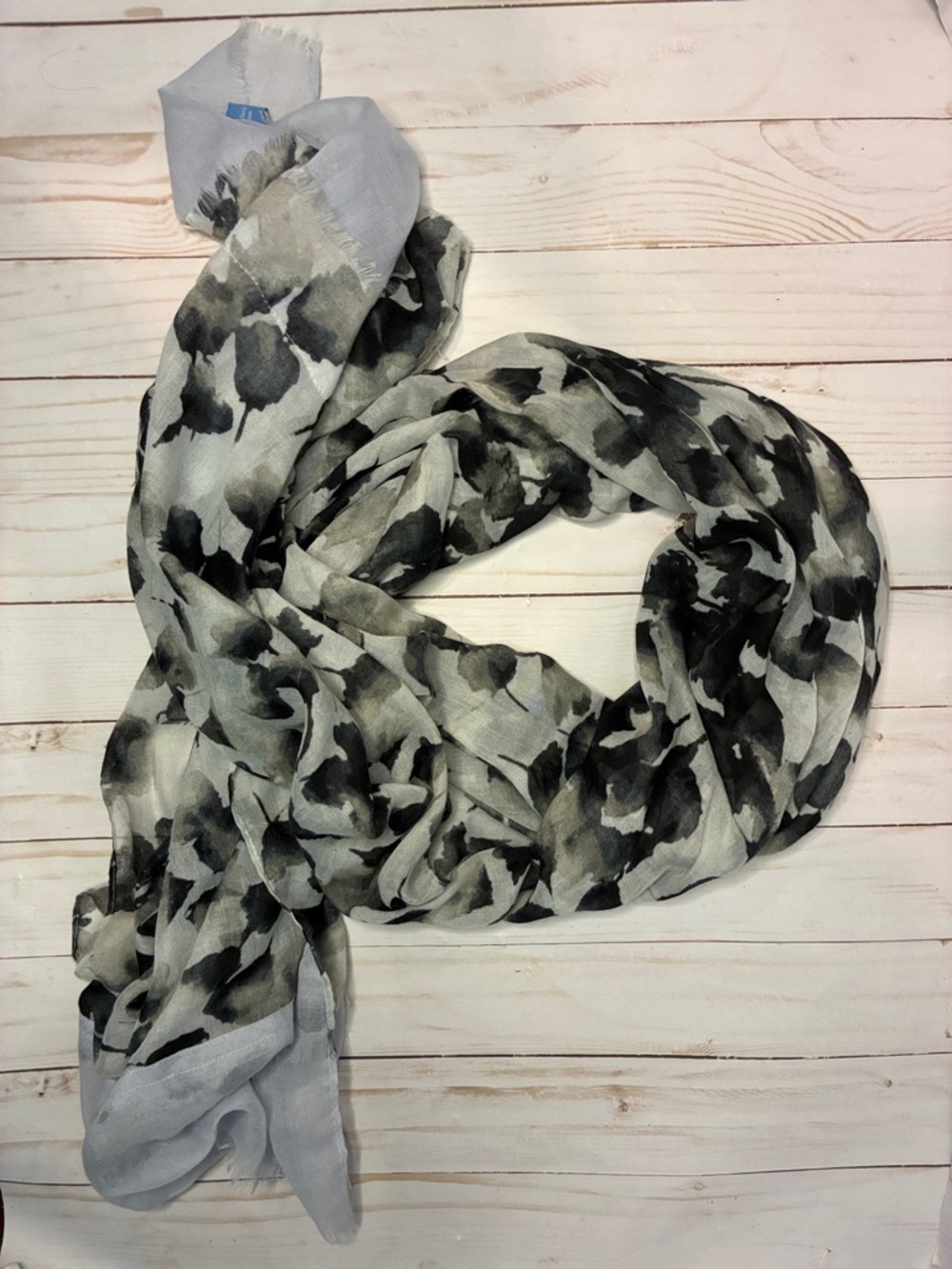 Simply Vera Vera Wang Black and white Sheer Scarf like new
